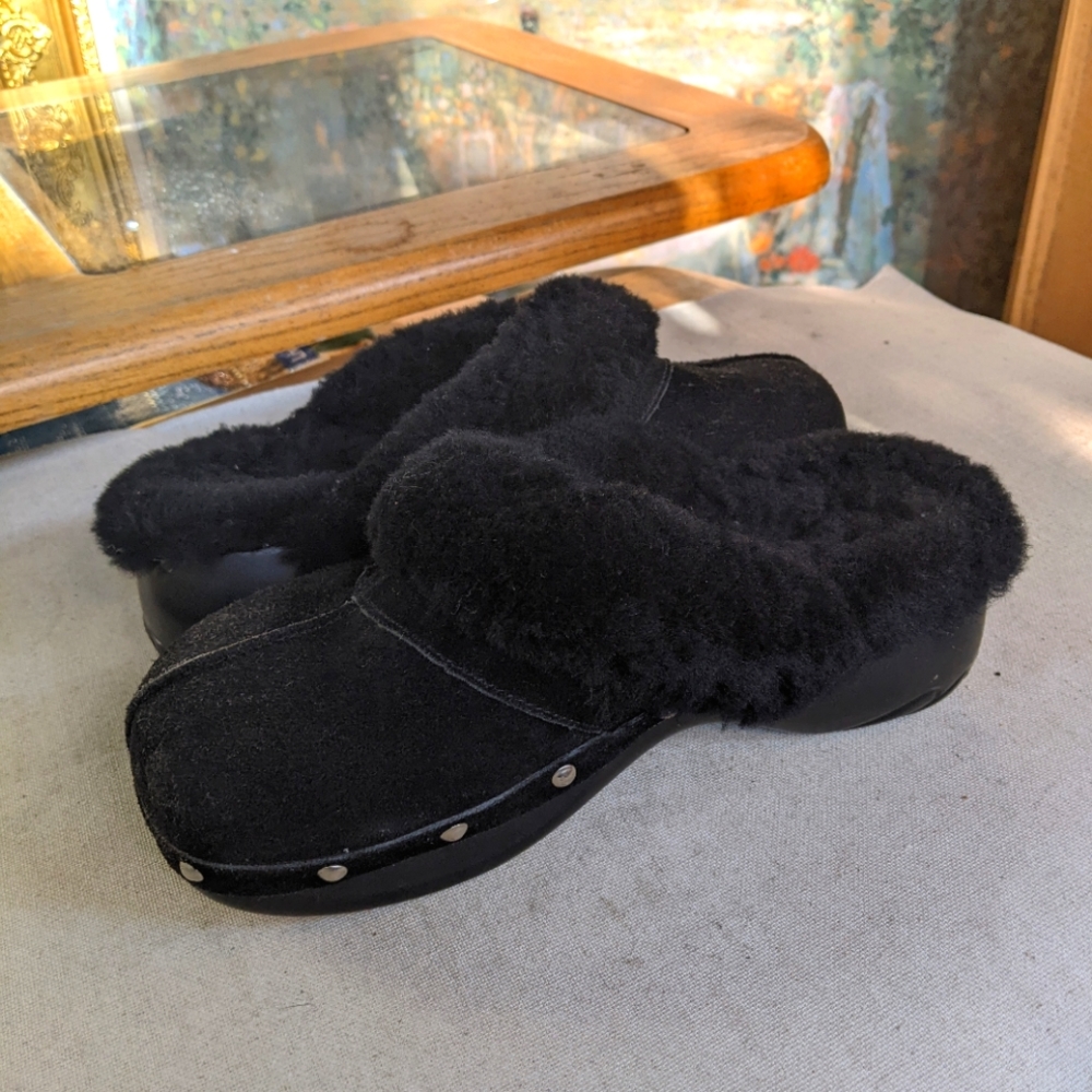 Bearpaw black suede & sheepskin fur studded rubber clogs - size 7